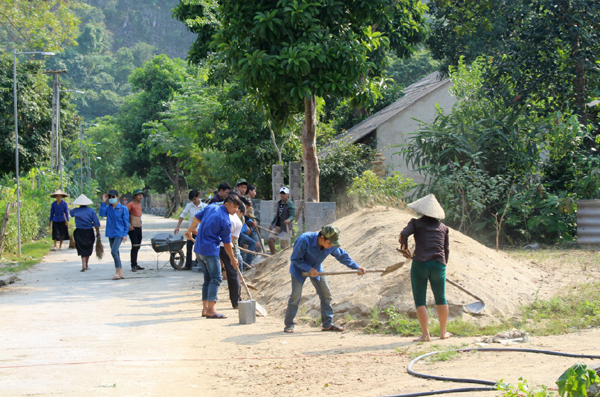 Người dân thôn Thanh Sơn, xã Thanh Thủy tích cực chỉnh trang, bê – tông hóa đường làng, ngõ xóm, chung tay cùng cấp ủy, chính quyền địa phương xây dựng Nông thôn mới.