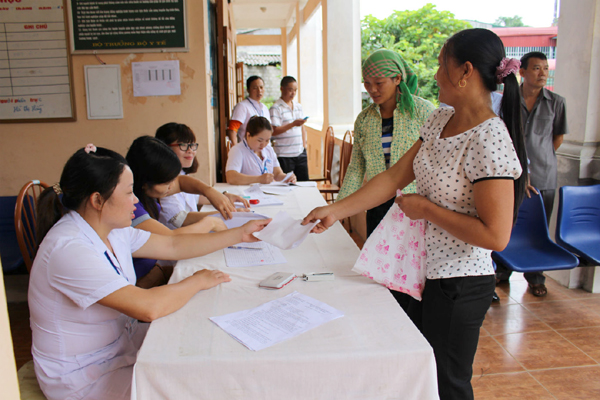 Cán bộ Trạm Y tế thị trấn Tam Sơn khám bệnh cho người dân.