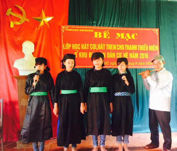 Các học viên biểu diễn tiết mục hát Cọi tại Lễ bế mạc lớp dạy hát Then, Cọi được Hội NNDG xã tổ chức vào tháng 8 vừa qua. Ảnh: CTV