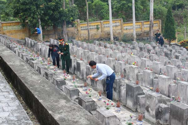 Các thành viên trong đoàn thắp hương tại Nghĩa trang Liệt sỹ Quốc gia Vị Xuyên.