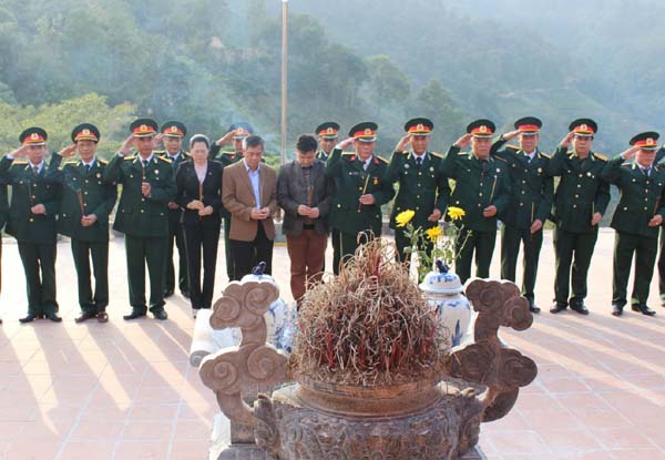 Đoàn đại biểu CCB Tập đoàn Xăng dầu Việt Nam dâng hương tại Nhà tưởng niệm tri ân các AHLS trên điểm cao 468, thôn Nặm Ngặt, xã Thanh Thủy (Vị Xuyên).