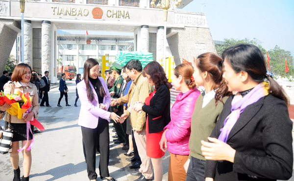 Đại diện lãnh đạo Văn phòng UBND tỉnh và một số sở, ngành đón Đoàn tại cửa khẩu Quốc tế Thanh Thủy. 