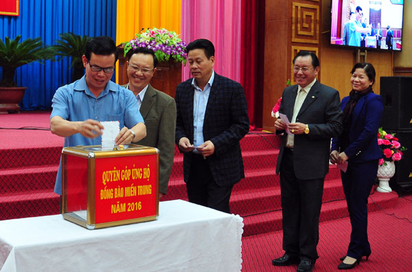 Các đồng chí lãnh đạo tỉnh ủng hộ đồng bào miền Trung khắc phục hậu quả thiên tai trong thời gian qua.