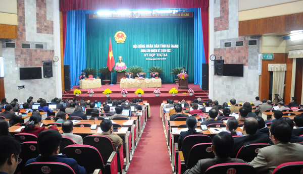 Toàn cảnh ngày làm việc thứ hai, Kỳ họp thứ 3 HĐND tỉnh khóa XVII, nhiệm kỳ 2016 – 2021.