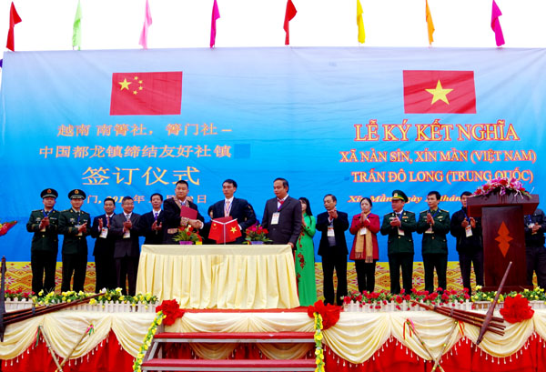 Đại diện hai bên ký kết nghĩa.