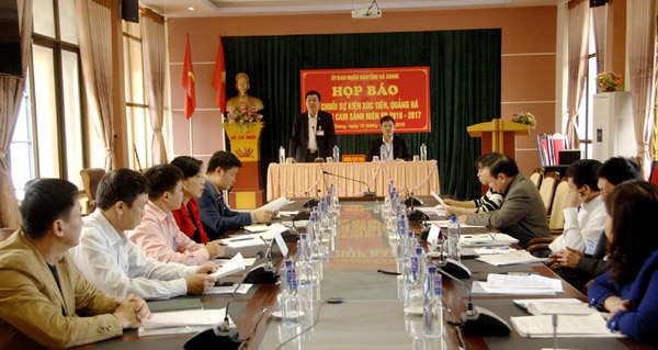 Các đại biểu dự buổi họp báo.