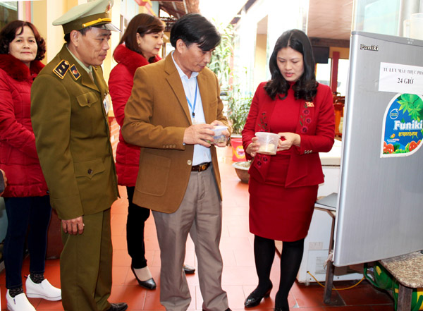 Đoàn giám sát kiểm tra thực tế điều kiện VSATTP tại nhà hàng Sơn Thúy, phường Quang Trung, TP Hà Giang.