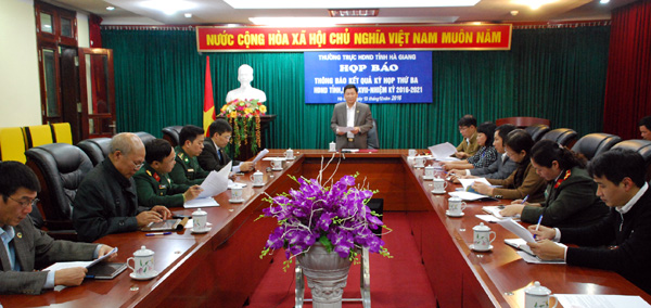 Đồng chí Hoàng Văn Vịnh, Tỉnh ủy viên, Phó Chủ tịch HĐND tỉnh thông báo kết quả Kỳ họp thứ Ba – HĐND tỉnh tại cuộc họp báo.