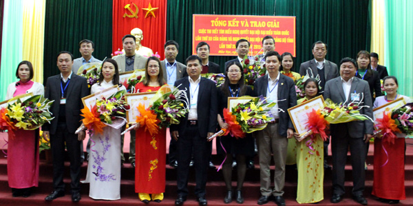 Thường trực Huyện ủy, lãnh đạo các Ban Đảng chụp ảnh lưu niệm với các tập thể và cá nhân đạt thành tích cao trong cuộc thi viết.