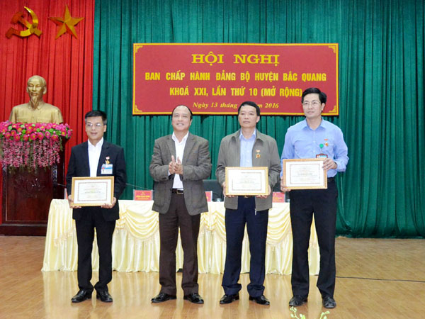 Đồng chí Lê Quang Minh, Chủ nhiệm UBKT Tỉnh ủy trao Kỷ niệm chương Vì sự nghiệp xây dựng và phát triển Hội Cựu giáo chức Việt Nam cho các cá nhân
