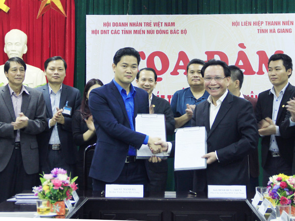 lãnh đạo Hội doanh nhân trẻ Việt Nam và Hội LHTN tỉnh ký kết chương trình phối hợp thực hiện.