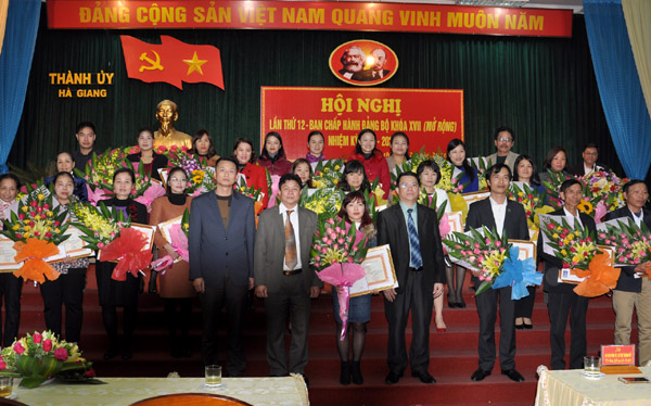 Các đồng chí Thường trực Thành ủy, lãnh đạo Ban Tuyên giáo Tỉnh ủy trao giải các thí sinh.