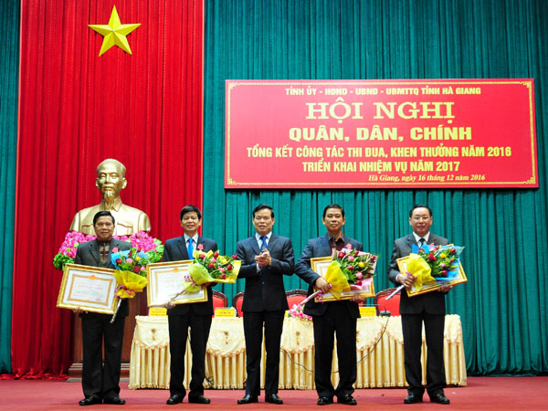 Thừa ủy quyền của Chủ tịch nước, Bí thư Tỉnh ủy Triệu Tài Vinh trao Huân chương Lao động cho các đồng chí có thành xuất sắc trong công tác.