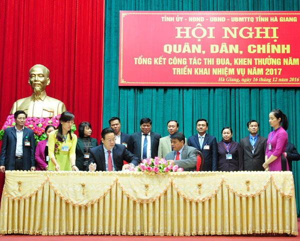 Chủ tịch UBND tỉnh Nguyễn Văn Sơn ký kết giao ước thi đua với UBND các huyện, thành phố.