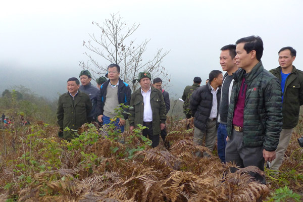 Bí thư Tỉnh ủy Triệu Tài Vinh và Phó Chủ tịch UBND tỉnh Nguyễn Minh Tiến cùng đoàn công tác khảo sát đỉnh Tây Côn Lĩnh tại thôn Chúng Phùng, xã Túng Sán (Hoàng Su Phì).
