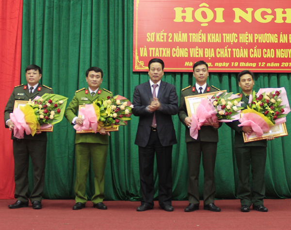 Chủ tịch UBND tỉnh Nguyễn Văn Sơn trao Bằng khen cho các tập thể, cá nhân có thành tích xuất sắc.