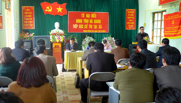 Toàn cảnh buổi tiếp xúc cử tri tại xã Ngàm Đăng Vài (Hoàng Su Phì).
