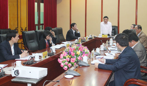 Phó Chủ tịch UBND tỉnh Nguyễn Minh Tiến kết luận cuộc họp.