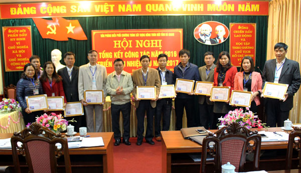 Phó Chủ tịch UBND tỉnh Nguyễn Minh Tiến trao danh hiệu Chiến sỹ thi đua cấp cơ sở cho các cá nhân, tập thể có thành tích xuất sắc.