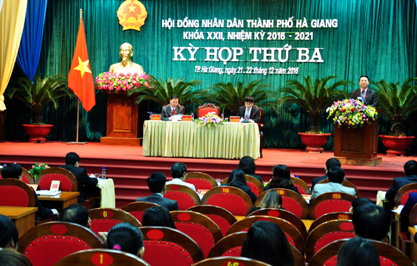 Bí thư Thành ủy - Chủ tịch HĐND thành phố Hà Giang Trần Mạnh Lợi phát biểu khai mạc kỳ họp.