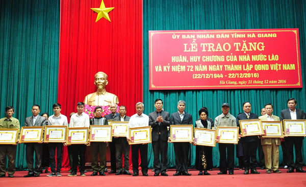 Bí thư Tỉnh ủy Triệu Tài Vinh trao Huân chương Chiến công hạng Nhất của nước Lào cho cán bộ, chiến sỹ, chuyên gia quân tình nguyện của tỉnh đã tham gia vào đội quân tình nguyện, đoàn quân chủ lực, chuyên gia quân sự sát cánh cùng bộ đội nước Lào.