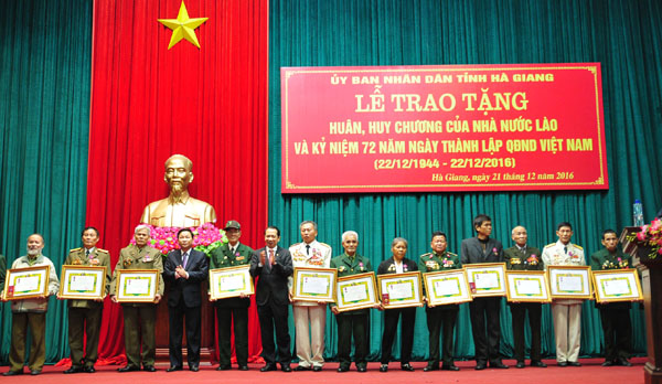 Các đồng chí lãnh đạo tỉnh trao Huân chương Kháng chiến hạng Nhất của nước cho các cán bộ, chiến sỹ, chuyên gia quân tình nguyện của tỉnh đã tham gia vào đội quân tình nguyện, đoàn quân chủ lực, chuyên gia quân sự sát cánh cùng bộ đội nước Lào.