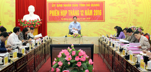 Chủ tịch UBND tỉnh Nguyễn Văn Sơn phát biểu kết luận phiên họp