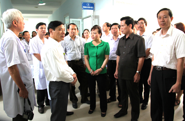 Bộ trưởng Bộ Y tế Nguyễn Thị Kim Tiến; Bí thư Tỉnh ủy Triệu Tài Vinh cùng các đồng chí lãnh đạo tỉnh thăm BVĐK tỉnh. Ảnh: MINH TÂM
