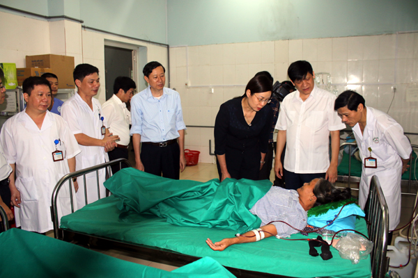 Thứ trưởng Bộ Y tế Nguyễn Thanh Long cùng lãnh đạo tỉnh, lãnh đạo Bệnh viện Đa khoa tỉnh thăm hỏi bệnh nhân đang điều trị tại Bệnh viện. Ảnh: CTV