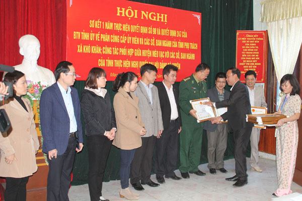 Lãnh đạo huyện Mèo Vạc tặng Giấy khen các sở, ngành thực hiện tốt công tác phụ trách xã.