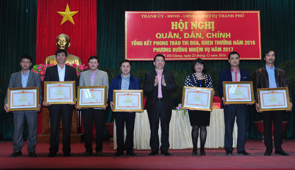 Thừa ủy quyền của Thủ tướng Chính phủ, Bí thư Thành ủy trao Bằng khen cho các tập thể, cá nhân có thành tích xuất sắc trong năm 2016.