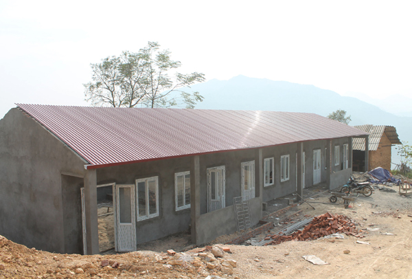 Điểm trường Tiểu học thôn Hạt Trả đang được hoàn thiện là kết quả của xã Mậu Long trong vận động các đoàn từ thiện hỗ trợ xây dựng trong năm 2016.
