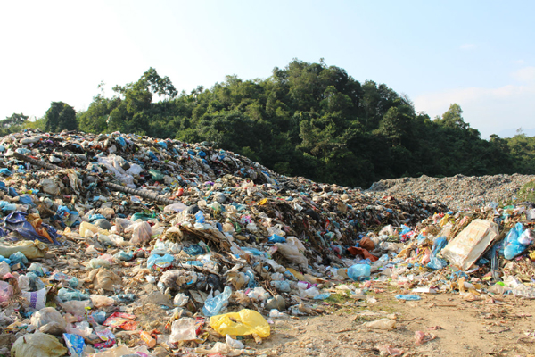 Rác thải chất thành đống ngay trên miệng hố chôn.