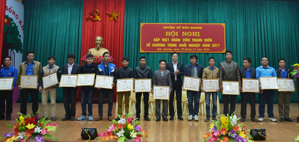 Chủ tịch UBND huyện Bắc Quang Nguyễn Trung Hiếu tặng Giấy khen cho các ĐVTN tiêu biểu trong phong trào lập thân, lập nghiệp.
