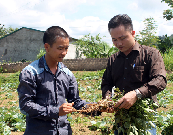 Phóng viên Báo Hà Giang (bên phải) tác nghiệp tại cơ sở.