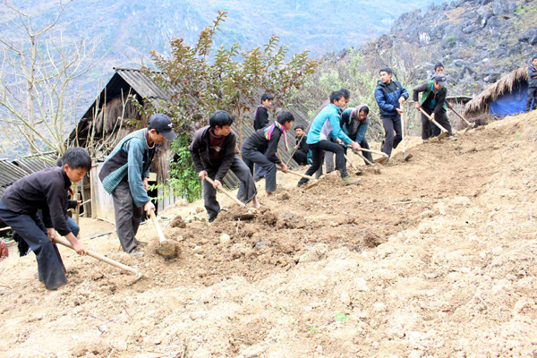 Bà con nhân dân xã Khâu Vai (Mèo Vạc) chung sức mở đường giao thông nông thôn.