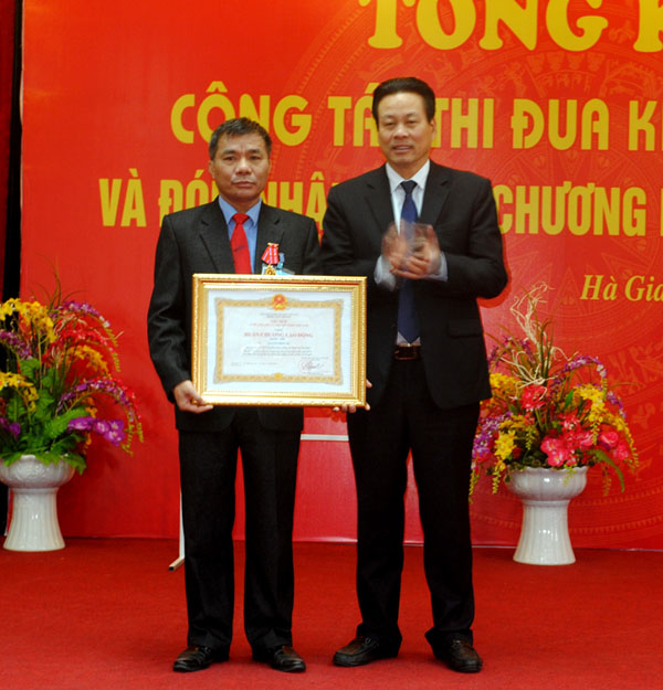 Thừa ủy quyền của Chủ tịch nước, Chủ tịch UBND tỉnh Nguyễn Văn Sơn trao Huân chương Lao động Hạng Nhì cho đồng chí Nguyễn Đình Thi, Cục trưởng Cục Thuế.