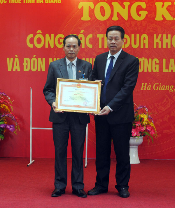 Chủ tịch UBND tỉnh Nguyễn Văn Sơn trao Bằng khen của Thủ tướng Chính phủ cho đồng chí Phạm Văn Lợi - Chi cục Thuế Bắc Quang.  