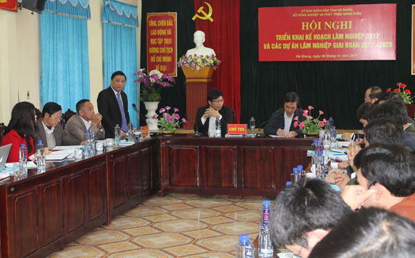 Phó Chủ tịch UBND tỉnh Nguyễn Minh Tiến phát biểu chỉ đạo, giao nhiệm vụ cho ngành nông nghiệp và các địa phương về lĩnh vực lâm nghiệp năm 2017.