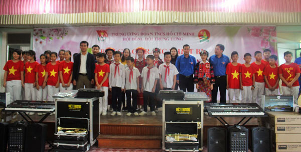 Hội đồng Đội Trung ương trao tặng thiết bị cho các em thiếu nhi đại diện 4 huyện.