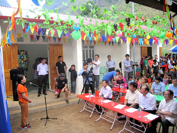 Đoàn thiện nguyện Hoa Phượng Đỏ (thành phố Hải Phòng) và Báo Hà Giang, bàn giao nhà lớp học Mầm non cùng các trang thiết bị phục vụ học tập cho thôn Thào Lủng xã Pải Lủng (Mèo Vạc) nhân dịp khai giảng năm học mới 2016 – 2017.