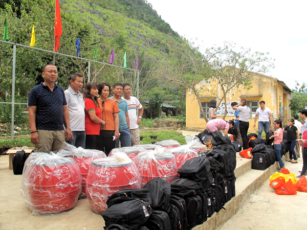 Đoàn Từ thiện Hà Nội tặng đồ dùng học tập cho Trường Tiểu học xã Pải Lủng (Mèo Vạc) và 160 học sinh Tiểu học của xã. 