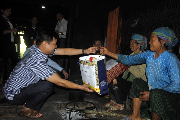 Phó Chủ tịch UBND huyện Mèo Vạc, Ma Quốc Trưởng thăm, tặng quà cho hộ nghèo thôn Há Súa, xã Tả Lủng (Mèo Vạc).