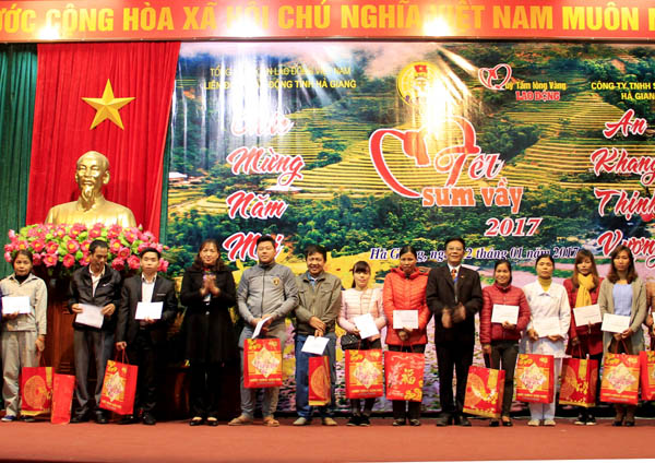 Các đoàn viên, CNVC, LĐ có hoàn cảnh khó khăn nhận quà tết từ BCH Liên đoàn lao động tỉnh.