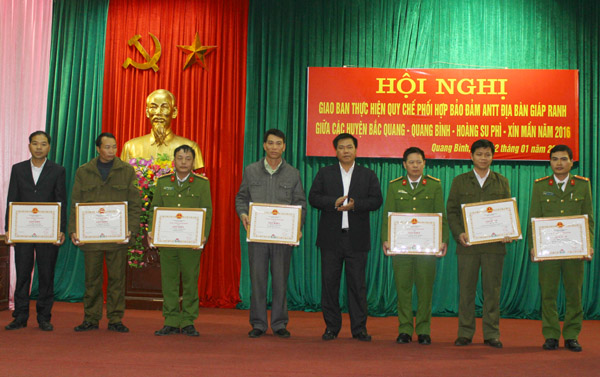 Lãnh đạo huyện Quang Bình trao Giấy khen cho các cá nhân có thành tích xuất sắc trong công tác phối hợp đảm bảo ANTT địa bàn giáp ranh 4 huyện năm 2016.