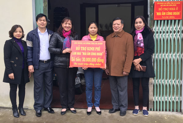 Lãnh đạo Liên đoàn lao động tỉnh trao nhà “Mái ấm công đoàn” cho gia đình chị Vũ Thị Mận.