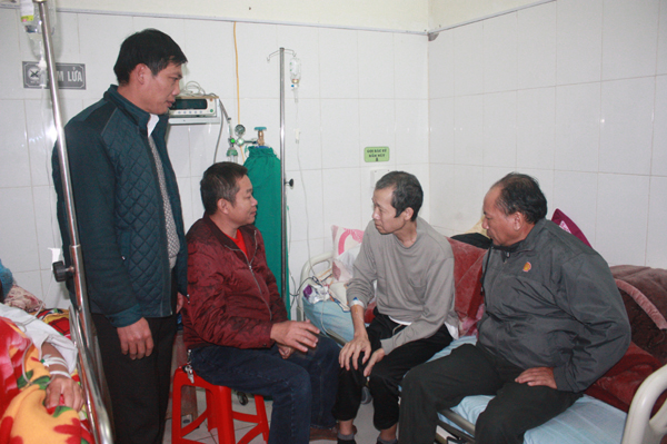 Những tấm lòng hảo tâm cùng lãnh đạo trường Tiểu học Tùng Vài chia sẻ với thầy Toản đang điều trị tại bệnh viện.