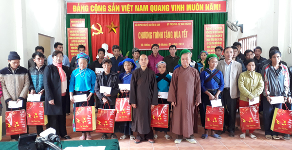 Phòng LĐ – TB&XH huyện Xín Mần trao 500 phần quà Tết cho đồng bào nghèo 16 xã phía Bắc giáp biên giới, mỗi phần quà trị giá 500.000 đ. Ảnh: NGUYỄN HÙNG