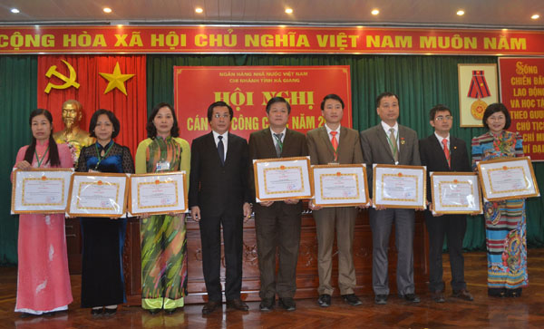 Lãnh đạo NHNN tỉnh tặng Giấy khen cho các cá nhân có thành tích xuất sắc trong công tác năm 2016.