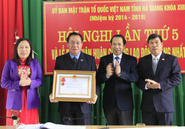 Thừa ủy quyền của Chủ tịch nước, Phó Chủ tịch UBND tỉnhTrần Đức Quý trao Huân chương Lao động hạng nhất cho lãnh đạo UB MTTQ tỉnh.